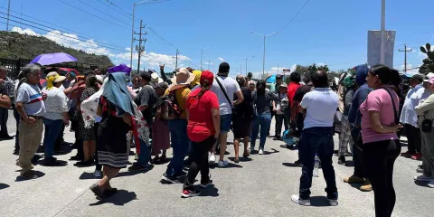 Comerciantes de Tehuacán protestan en caseta Cuacnopalan-Oaxaca; exigen destitución de administradora del Mercado La Purísima