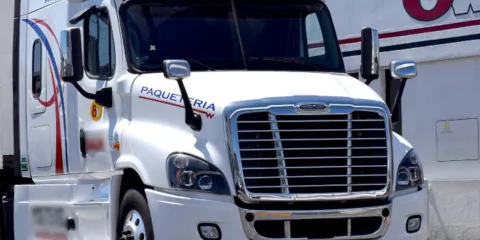 Secuestran a conductor de tráiler y roban 800 paquetes en Acatzingo