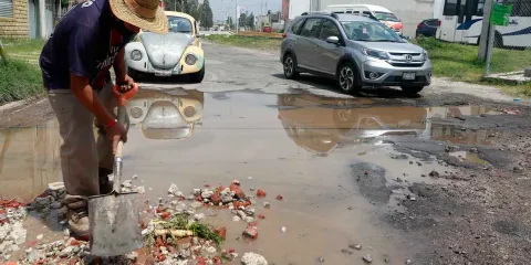 "Tapabaches" se multiplican en colonias de la capital para ganarse unas monedas 
