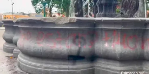 VIDEO. Integrantes de Morras Sororas Histéricas Históricas dañan la Fuente de San Miguel