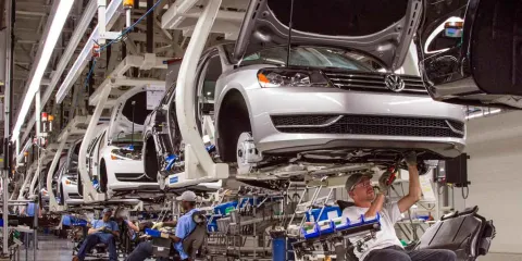 Volkswagen y Sindicato negocian alza salarial en México para evitar huelga