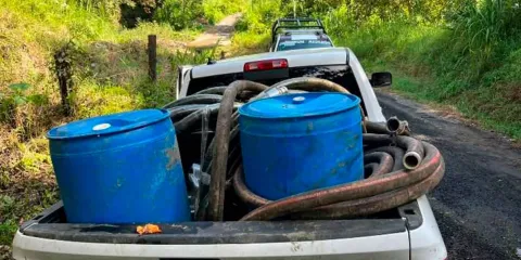 Aseguran camioneta con presunto hidrocarburo en Xicotepec; caso pasa a la FGR