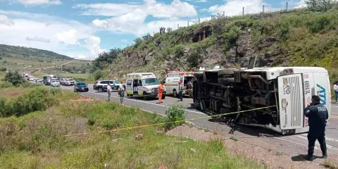Volcadura de autobús en Chignahuapan deja cuatro lesionados en la autopista Apizaco–Tejocotal