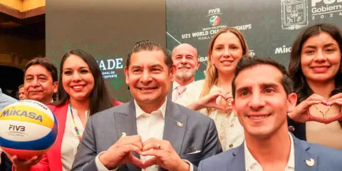 Acompaña Tonantzin Fernández a Alejandro Armenta en la presentación del Mundial de Voleibol de Playa Sub 21