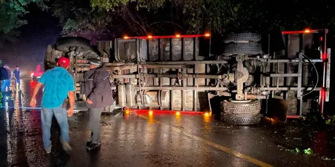 Camión cargado con naranja volcó en la Sierra Norte