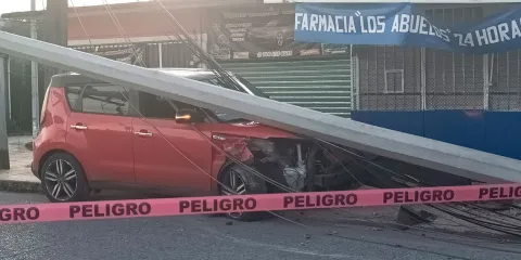 Accidente en Xicotepec deja sin luz a colonias tras choque contra poste de la CFE
