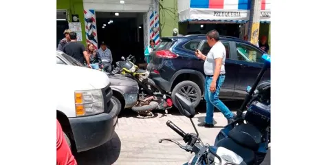 Conductor ebrio choca siete vehículos en San Martín Texmelucan y genera caos vial