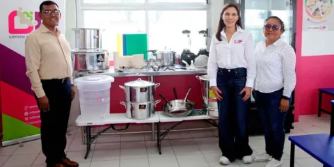 MariElise Budib inauguró desayunador en Secundaria Técnica 112