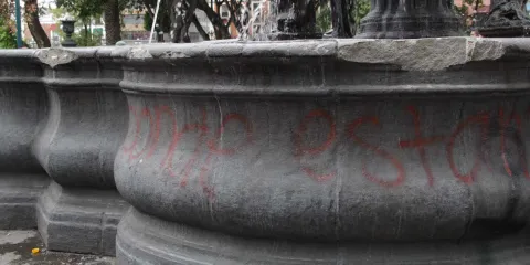 Detendrán proceso legal contra mujeres que vandalizaron la fuente de San Miguel