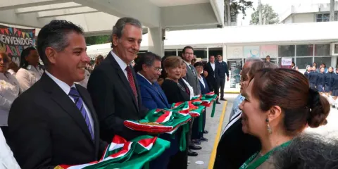 Encabeza Pepe Chedraui entrega de banderas en escuelas, juntas auxiliares e inspectorías