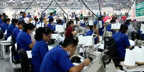 Empleo en empresas IMMEX de Puebla disminuye 1.7% en julio de 2025, pese a repunte en ingresos