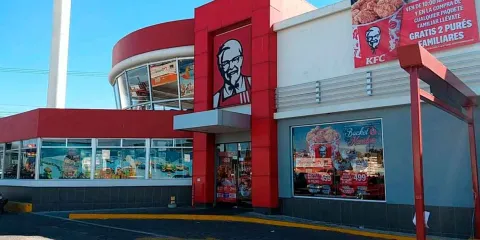 Violento asalto en KFC de Puebla: ladrones armados encierran a clientes en la bodega
