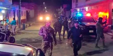 Intento de linchamiento en Santiago Miahuatlán: ciudadanos retienen a cinco hombres acusados de robo