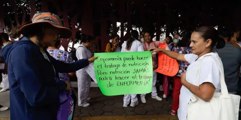 Enfermeras y enfermeros del ISSSTEP exigen incremento salarial en Puebla