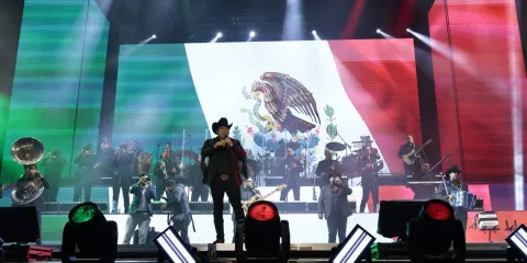 Más de 35 mil poblanos vibran con concierto gratuito de Julión Álvarez tras el Grito de Independencia