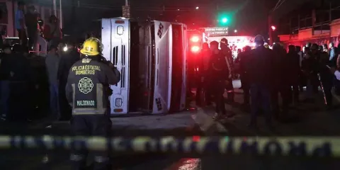  Microbús de la Ruta 52 vuelca en Amalucan; 30 lesionados