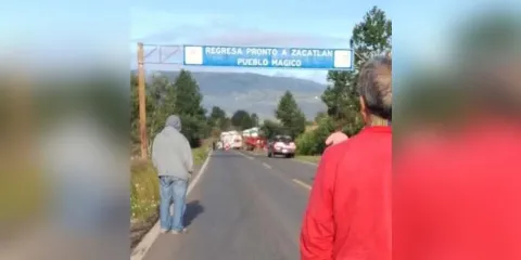 Motociclista se estrelló y fue arrastrado por un camión en Zacatlán