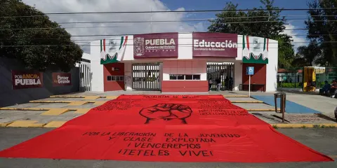 Normalistas de Tételes bloquean SEP en Puebla para exigir matrícula y mejores condiciones