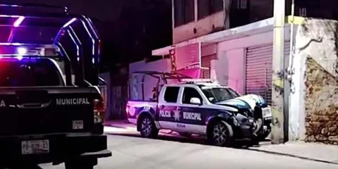 Patrulla de Policía Municipal de Izúcar de Matamoros choca contra poste de CFE