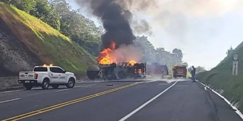 Volcadura e incendio de pipa en Huauchinango provoca cierre de autopista