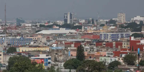 Puebla hoy: clima parcialmente nublado, lluvia ligera y UV extremo