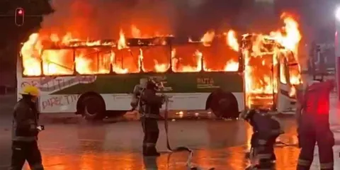Normalistas quemaron autobús de RUTA durante protesta; rompieron diálogo con la SEP