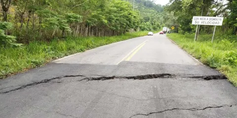 Segundo hundimiento en la carretera México-Tuxpan pone en alerta a automovilistas