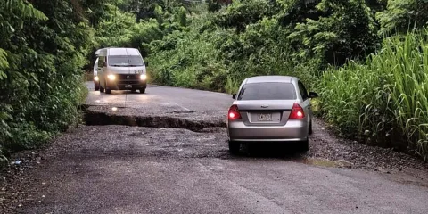 Socavones y daños en la vía Mecapalapa-Huitzilac ponen en alerta a conductores