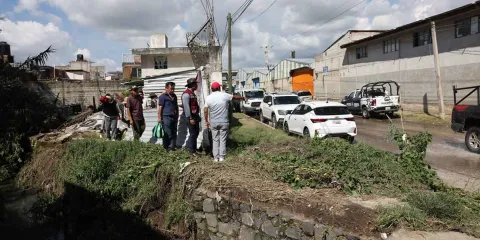 Omar Muñoz supervisa daños por tormenta en Sanctorum y entrega apoyos a familias afectadas
