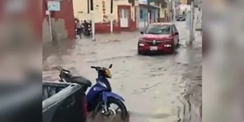 Tormenta nocturna dejó daños en Atlixco, cayeron árboles y se inundó una plaza