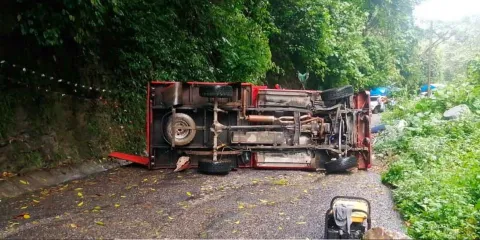 Volcadura de camioneta en Zihuateutla deja tres lesionados