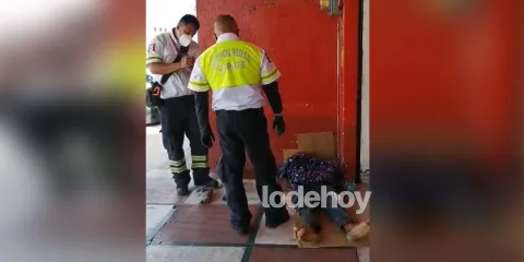 Abandonan a hombre enfermo en la autopista México-Puebla; CAPUFE brinda primeros auxilios