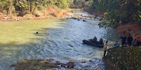 Vehículo es arrastrado por un arroyo en Los Vados; ocupantes siguen desaparecidos