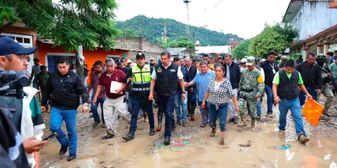 Alejandro Armenta visitó la Ceiba en Xicotepec la cual fue severamente dañada por las lluvias