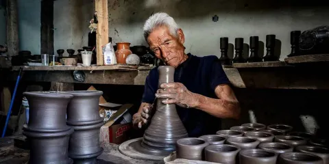 Arturo López preserva la tradición alfarera del Barrio de la Luz en Puebla