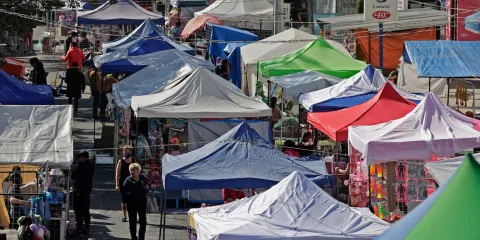 Ambulantes invaden calles y banquetas de colonias; en La Margarita ya no se puede caminar