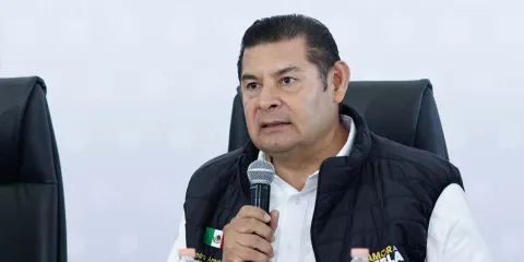 Armenta descarta cambios en su gabinete y mantiene coordinación en Puebla