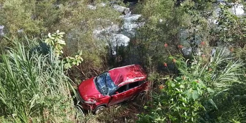 Camioneta cae a barranco y deja tres personas lesionadas en Jopala