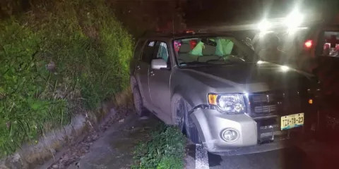 Camioneta choca contra una roca en la carretera Pachuca–Tuxpan; tres personas resultan lesionadas