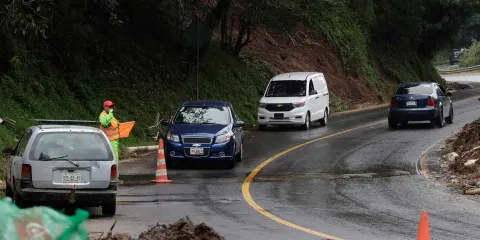 Ingenieros civiles alertan riesgo de colapsos en carreteras por lluvias en Puebla