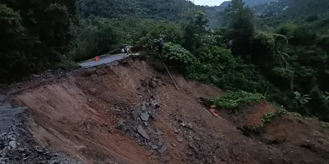 Reabren caminos con explosivos en la Sierra Negra 