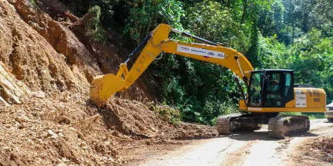 Armenta y Leticia Ramírez supervisan daños por lluvias en Pahuatlán