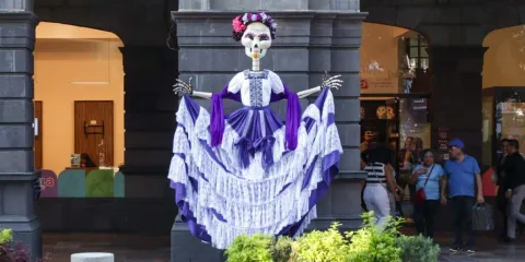 Catrinas y flores engalanan el Centro Histórico de Puebla