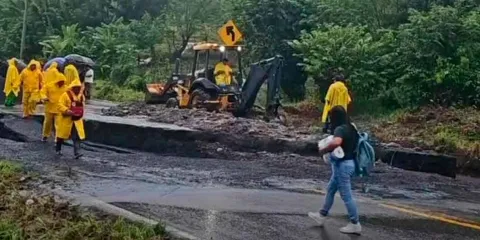 Tormentas y deslaves provocaron el cierre total de la carreteras en la Sierra Norte