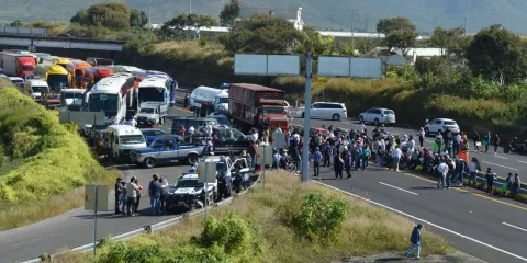Bloqueo de la autopista Atlixcáyotl impide llegada del turismo y visitantes a Atlixco 