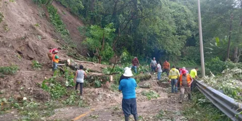 Deslaves y carreteras destruidas en al menos 10 municipios de la Sierra Norte