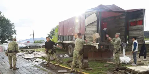 Despensas y ayuda humanitaria llegan a Huauchinango tras Raymond