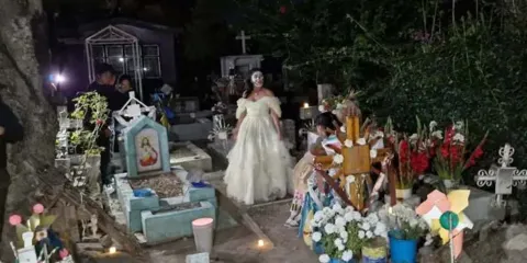 El panteón de Atlixco revive la memoria de los muertos con catrinas, música y performance cultural