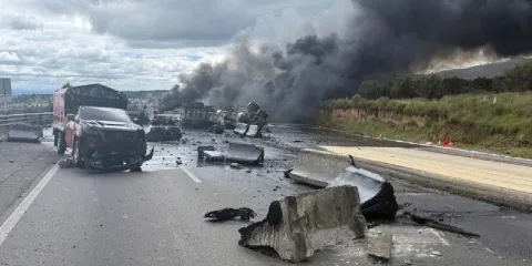 Incendio de pipa causa caos en autopista México-Puebla a la altura de Santa Rita Tlahuapan