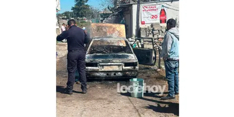 Incendio consume vehículo en Tlacotepec de José Manzo, San Salvador El Verde